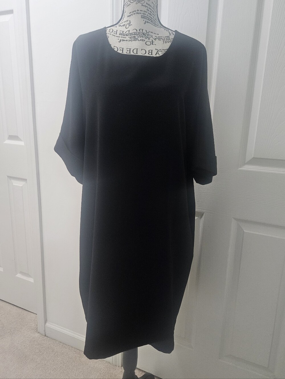 Natori Black Midi Shift Dress - Elegant Scoop Neck